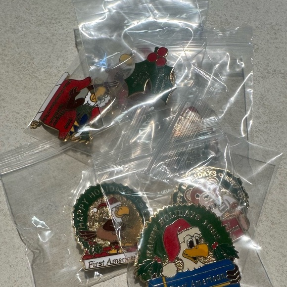 FIRST AMERICAN TITLE - 7 Festive Holiday Lapel/Hat Pins. 80’s & 90’s Vintage - Picture 12 of 12